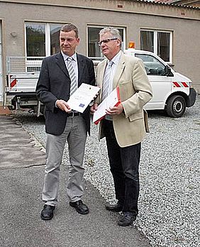 Landrat Bernd Lange und Bürgermeister Willem Riecke vor der zukünftigen Schule