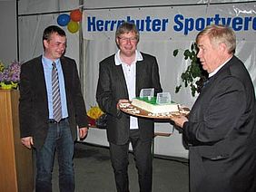 Bürgermeister Willem Riecke übergibt eine Speilfeld-Torte