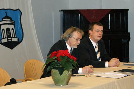 Die Bürgermeister Willem Riecke und Rainer Schmidt bei der Unterzeichnung