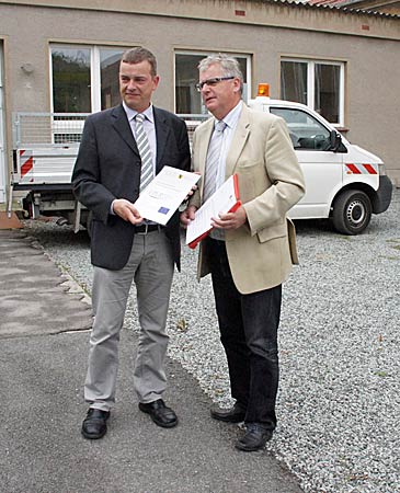 Landrat Bernd Lange und Bürgermeister Willem Riecke vor der zukünftigen Schule